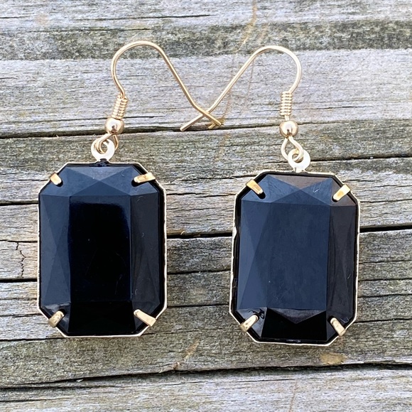Black faux stone drop earrings gold tone lightweight new - Picture 1 of 5